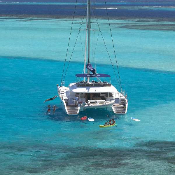 Moment détente autour du catamaran