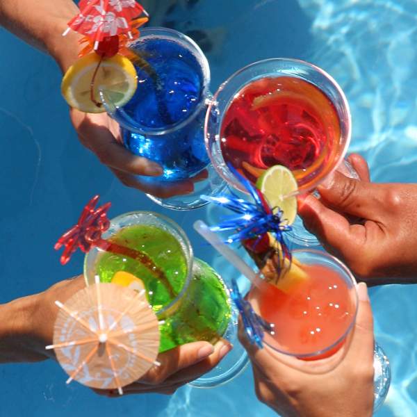 Et si on sirotait un verre à côté de la piscine ?
