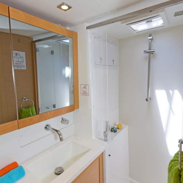 Salle de bain privative avec toilette électrique