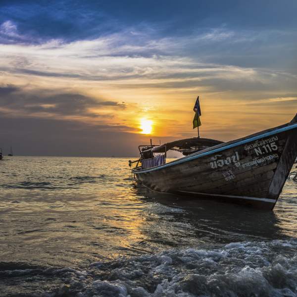 Le long tail boat un bateau typique
