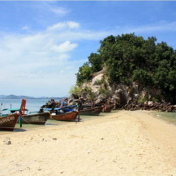 Le sable blanc de la baie de Phang Nga