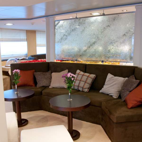 Profitez des confortables banquettes pour bouquiner