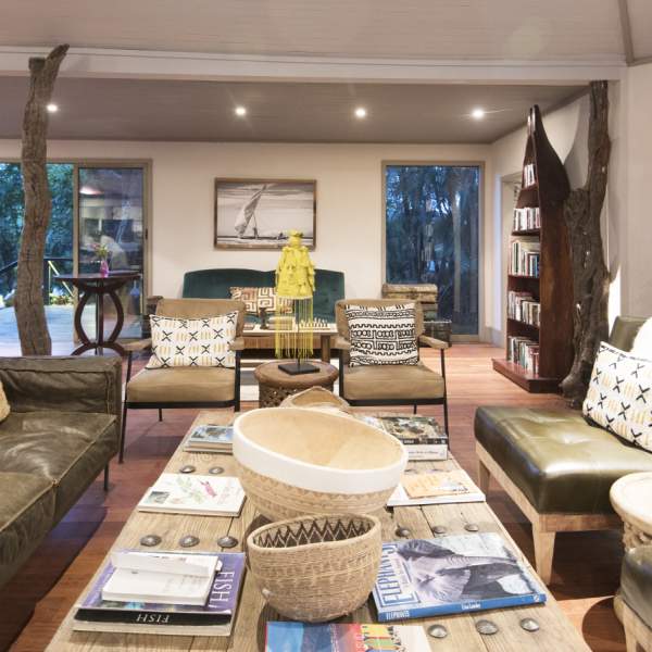 Aménagé de confortables banquettes, le salon est parfait pour se reposer en fin de journée