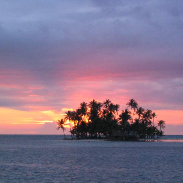 Admirez les couchers de soleil depuis le trampoline du catamaran