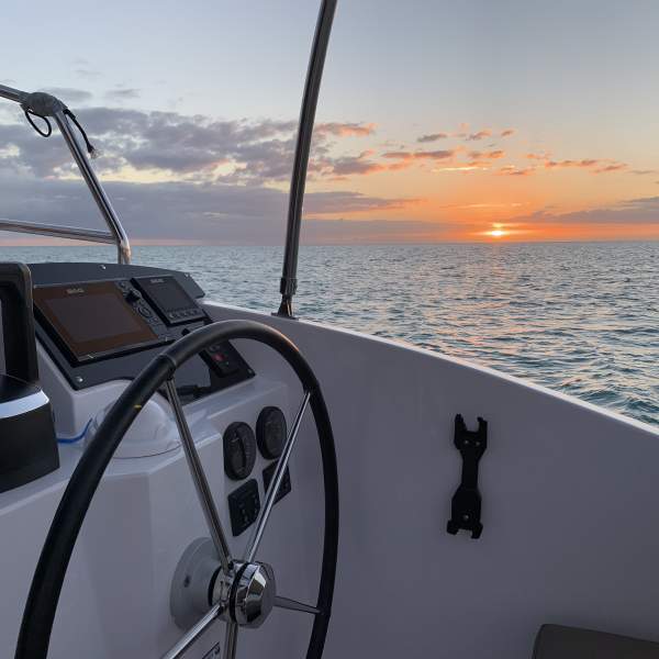 Admirez le soleil se refléter sur la mer