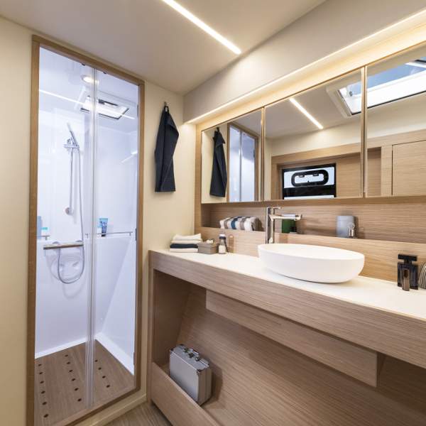 Une salle de bain spacieuse et élégante