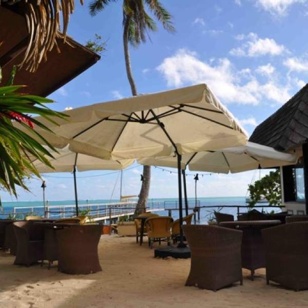 Installez-vous au bar pour siroter un cocktail face à la mer