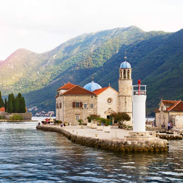 Admirez Perast et l'îlot Notre-Dame du Rocher