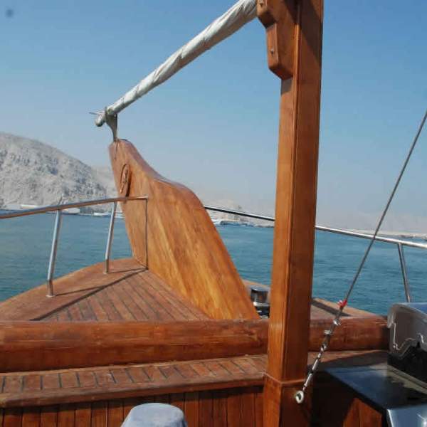 Voguez à bord d'un élégant yacht, tout de bois vêtu