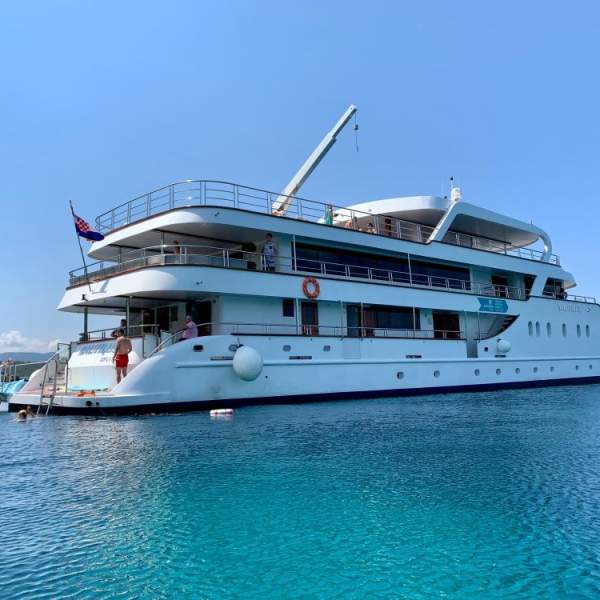 Naviguez à bord d'un bateau moderne et accueillant