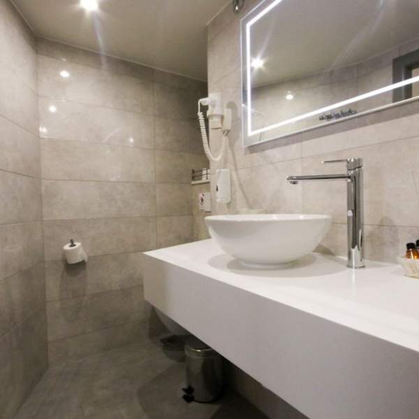 Une salle de bain spacieuse