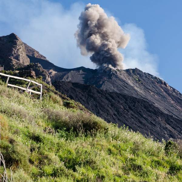Stromboli et son cratère fumant