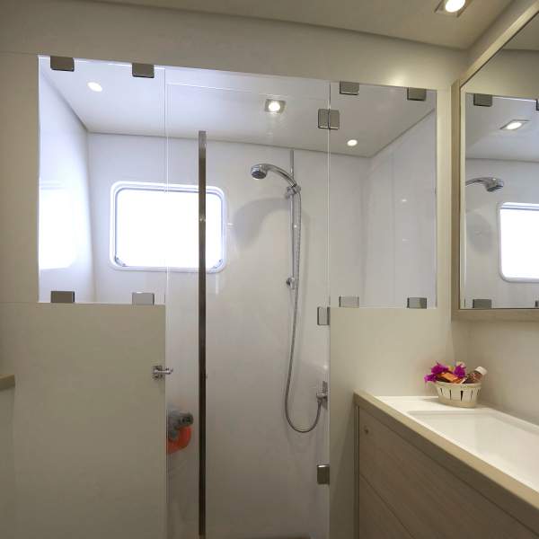 Une salle de bain spacieuse et lumineuse