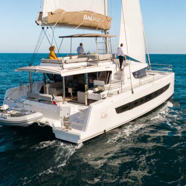 Explorez la mer Adriatique à bord d'un élégant catamaran