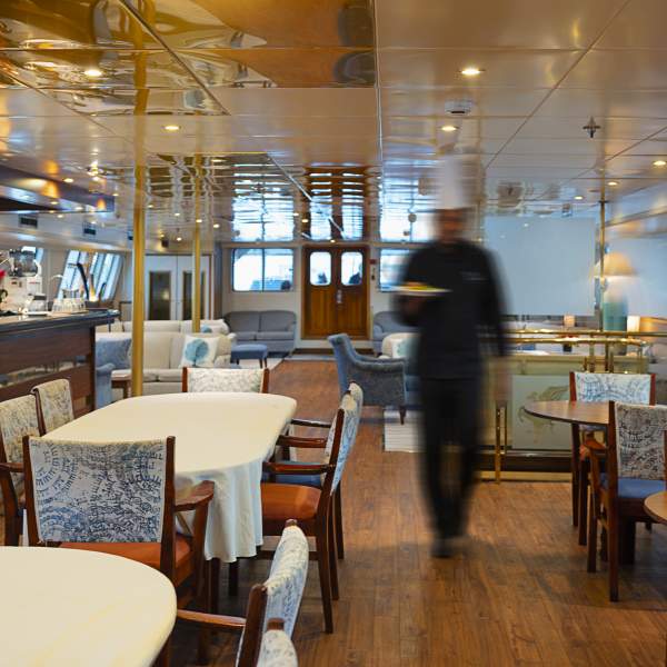 Prenez place dans le restaurant