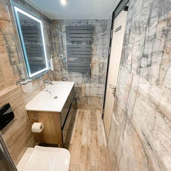 Une salle de bain moderne