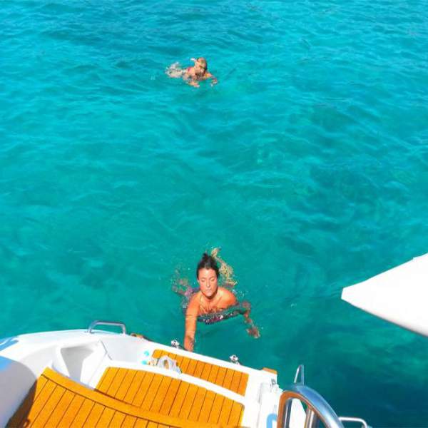 Des jupes arrières permettant un accès facile à la mer