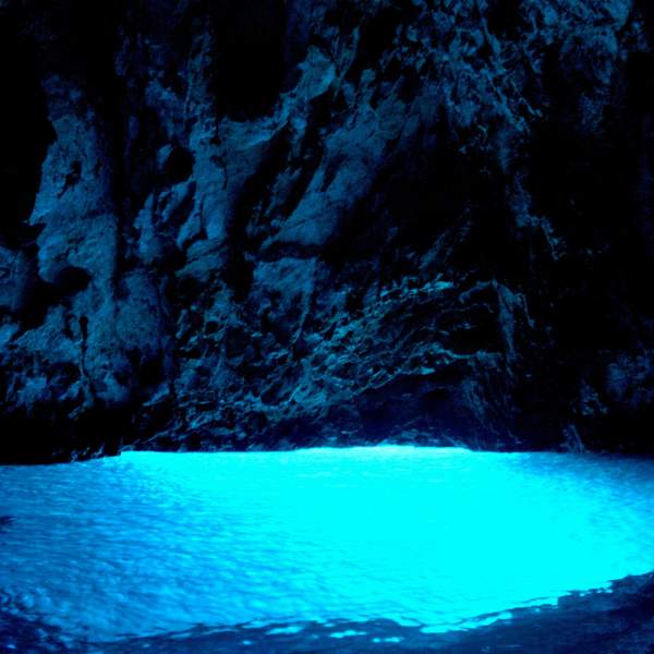Découvrez la Blue Cave, l'une des plus célèbres grottes marines de l'Adriatique