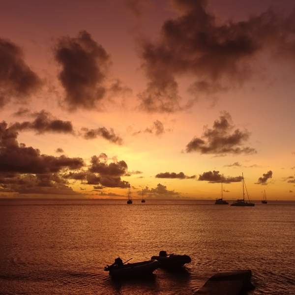 Admirez la beauté des couchers de soleil caribéens