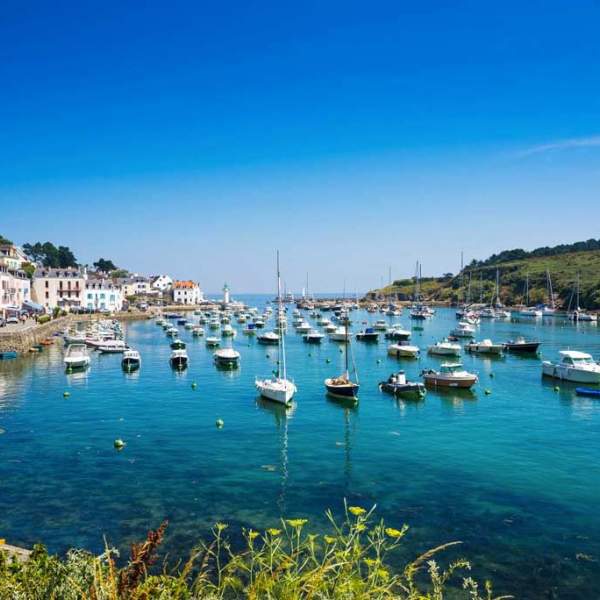 Accostez le joli port de Sauzon