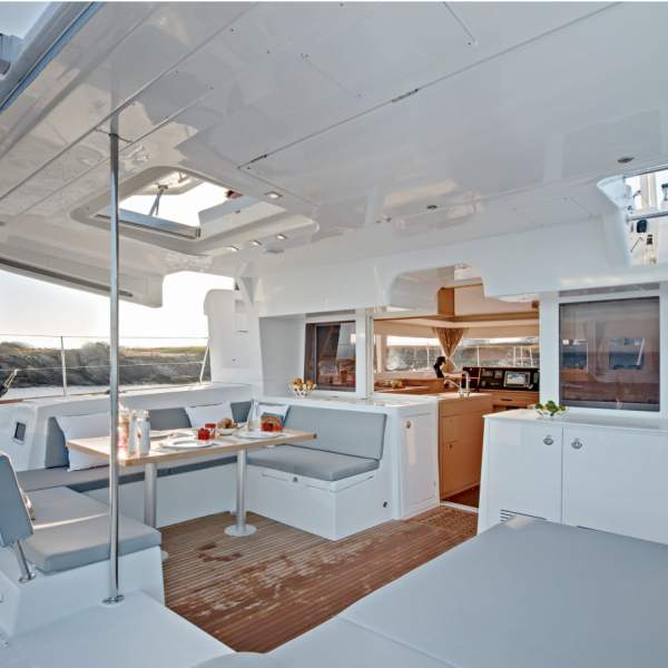 Sur le Lagoon 450, chaque espace est conçu pour votre confort