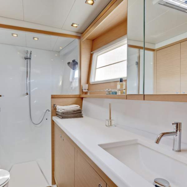Une salle de bain spacieuse