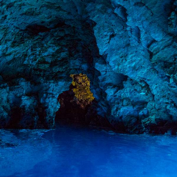 Dans la grotte bleue de Bisevo