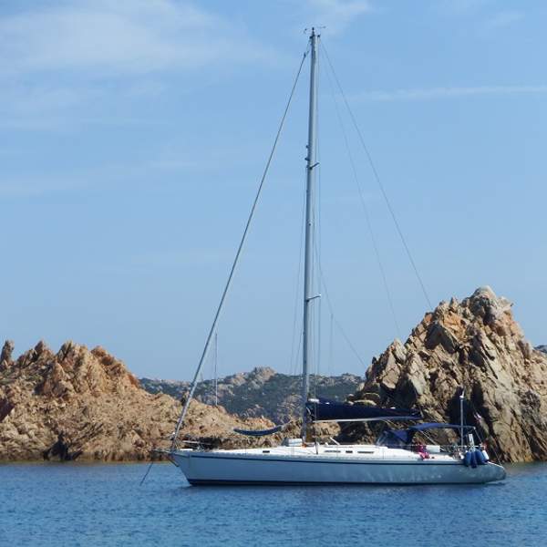 Débarquez dans la jolie baie de Cala Lunga
