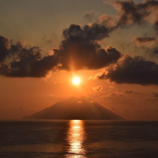 Admirez le coucher de soleil sur Stromboli