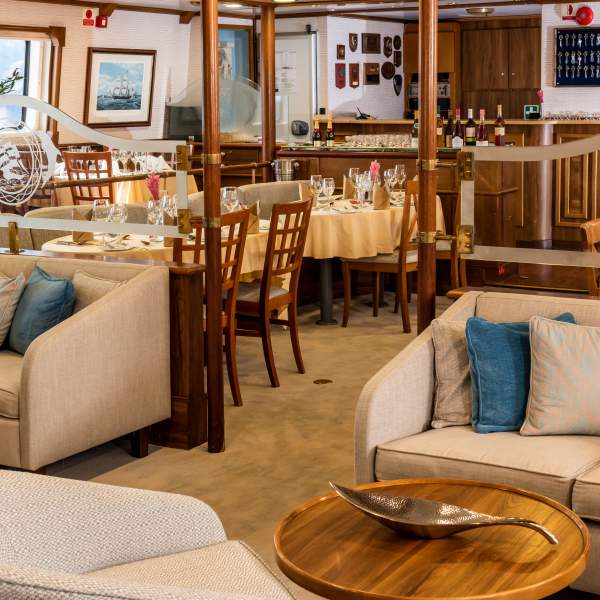 Un restaurant chic et moderne