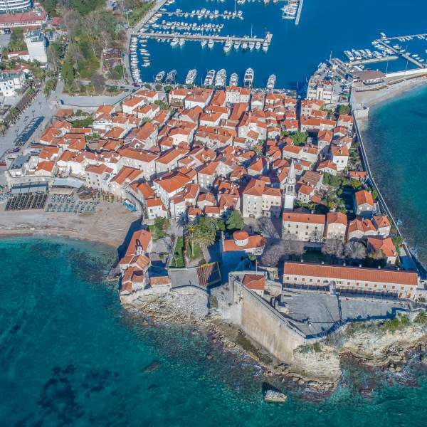 Découvrez Budva et ses belles plages de sable blanc