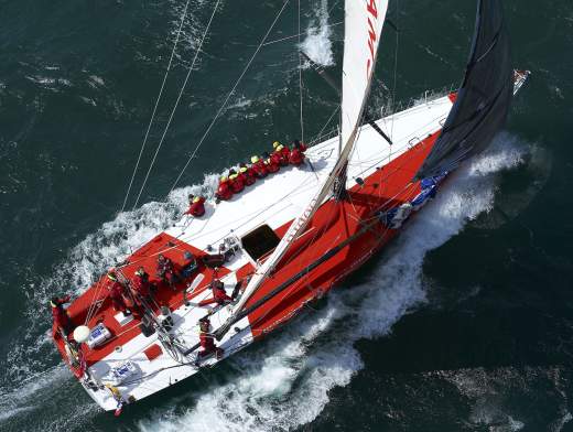 Equipier en course au large sur un Volvo 60