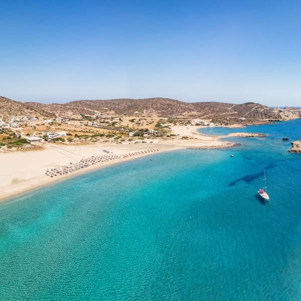 Plongez dans l'eau de la baie de Manganari