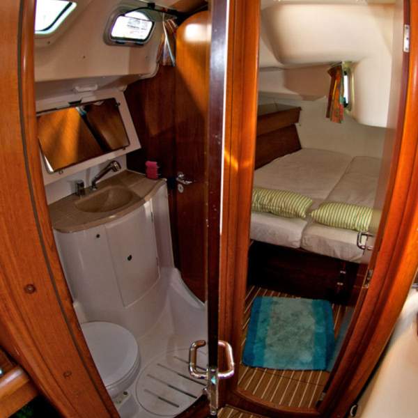 Une salle d'eau et une cabine arrière