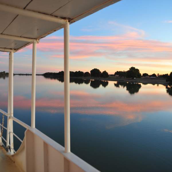 Admirez la vue sur le fleuve
