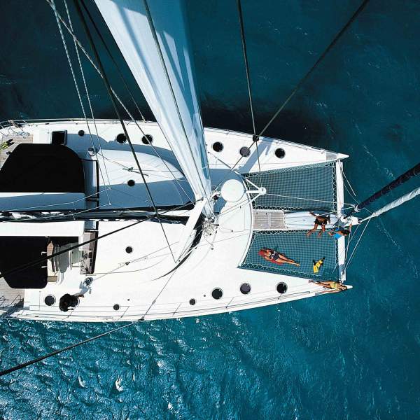 Chacun trouvera sa place à bord du catamaran
