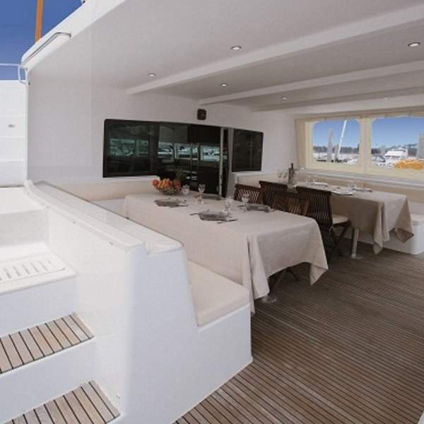 Pont arrière protégé par le flybridge