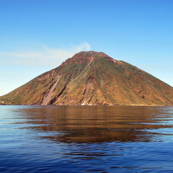 Stromboli et son impressionnant volcan encore en activité