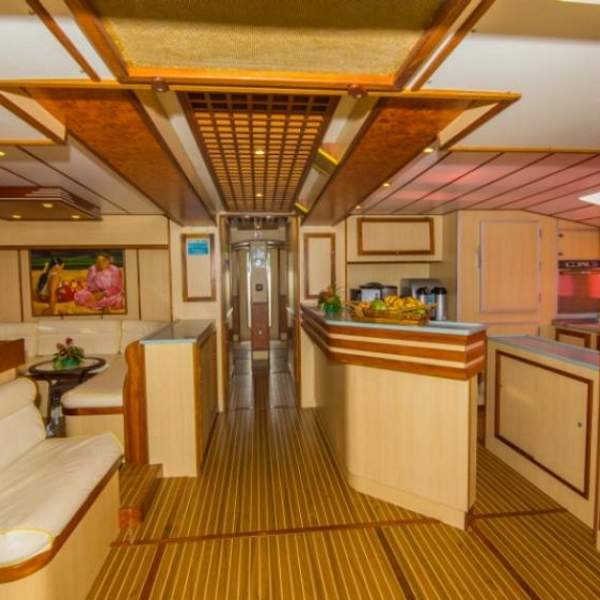 Un intérieur équipé avec une salle à manger