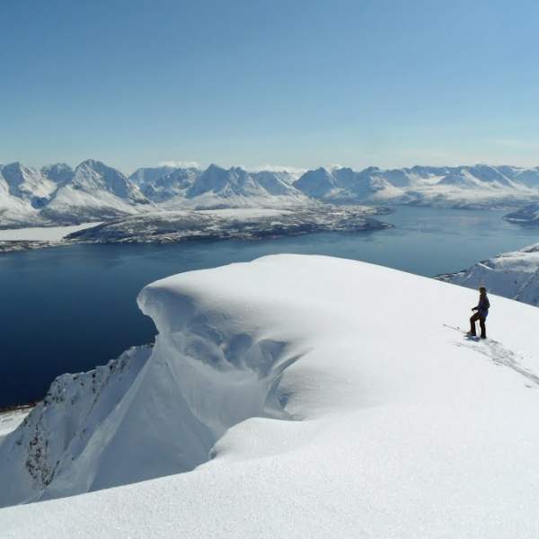 Au sommet de la montagne Ullstinden
