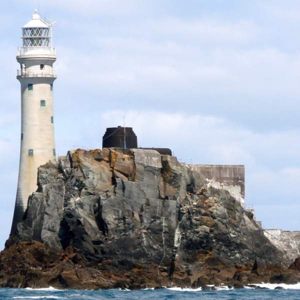 Le rocher du Fastnet planté de son phare