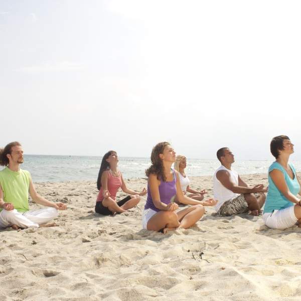 Séance de méditation sur la plage