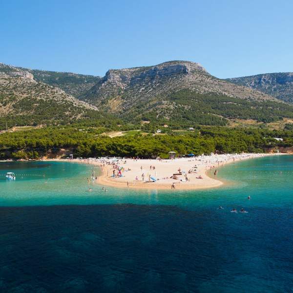 Sur la plage de Zlatni Rat