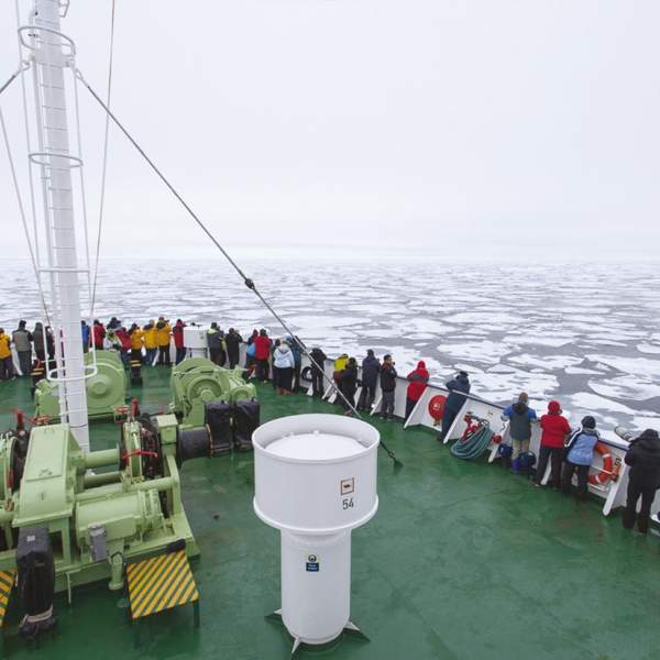 Observez les glaces sur le pont supérieur