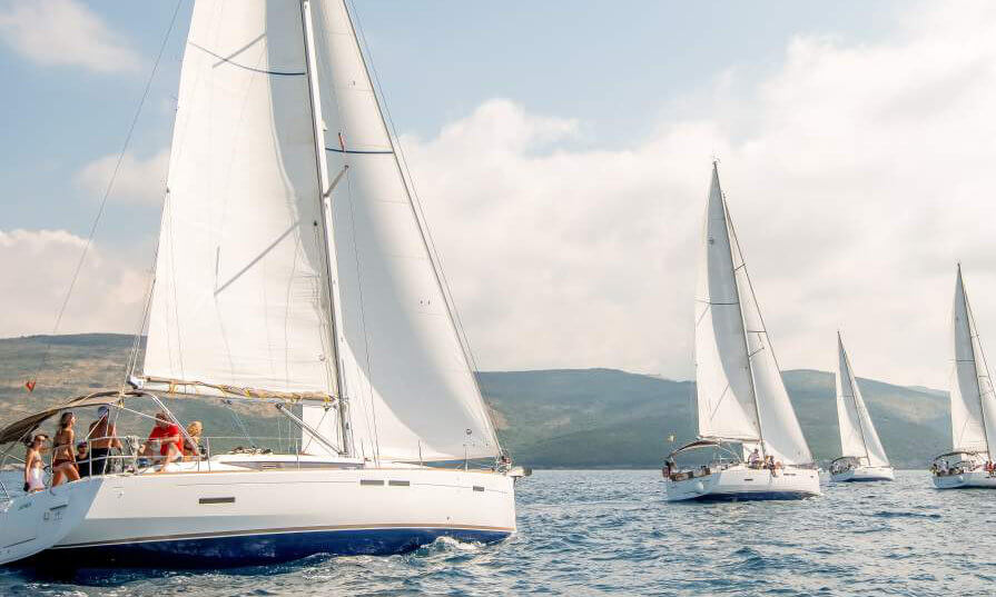 Flotille de voiliers en navigation
